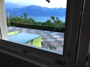 Vista generica sulle montagne o vista sulle montagne dall'interno del bed & breakfast