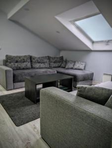 ein Wohnzimmer mit einem Sofa und einem Tisch in der Unterkunft Top Belgrade Apartments in Belgrad