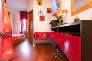piano rojo en la sala de estar con sofá rojo en Relax a 4 salti dai navigli, en Milán