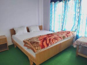 1 dormitorio con 1 cama en POP HOME 81129A Skayil Guest House en Nubra