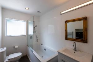 Kylpyhuone majoituspaikassa Herne Bay Townhouse