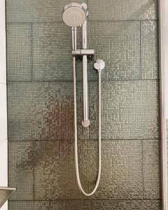 ducha con cabezal de ducha en Penthouse 3 bedroom 6 guests 2 bathrooms, en Melbourne 26 fotos más