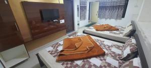 Postel nebo postele na pokoji v ubytování Ooty Prakash Residency