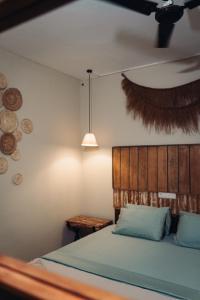 瓦卡拉的住宿－Point Break Varkala，一间卧室配有一张带木制床头板的床