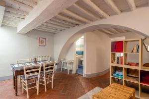 a dining room with a table and chairs at Elisa loft davanti alle Mura Lucca in Lucca
