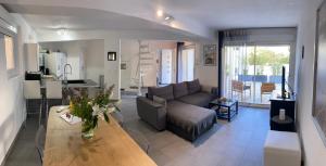 - un salon avec un canapé et une table dans l'établissement "LES ALIZES" Côté jardin Proche Bord de mer, à Saint-Raphaël