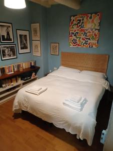 佛羅倫斯的住宿－La Vecchia Firenze，一间卧室配有一张带白色床单的大床
