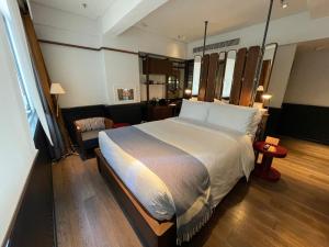 um quarto com uma cama grande num quarto em The Fleming Hong Kong em Hong Kong