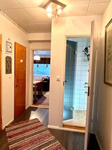 a bathroom with a walk in shower next to a door at Keskusta 10 min, sähköauton lataus, vapaa pysäköinti in Tampere