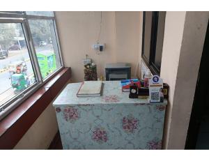 Cette chambre dispose d'un comptoir avec une table et une fenêtre. dans l'établissement Hotel Khard Palace, Jhansi, à Jhansi