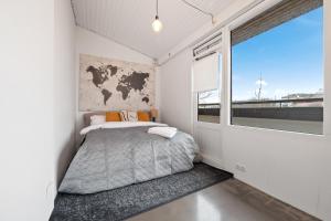 Postel nebo postele na pokoji v ubytování Venture Vacation - Penthouse apt on the shopping street-Free parking