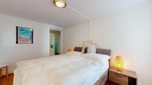 Un pat sau paturi într-o cameră la Apartment Chavallera 5
