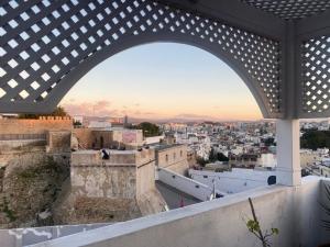 Vista generica su Tangeri o vista sulla città dall'interno della stanza in casa privata
