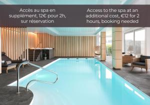 una piscina en un hotel con un anuncio para un spa en 7Hotel&Spa, en Illkirch-Graffenstaden