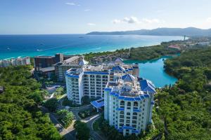 una vista aérea de un edificio junto al agua en Holiday Inn & Suites Sanya Yalong Bay, an IHG Hotel, en Sanya