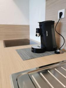 ベルニエール・シュル・メールにあるAppartement accès direct à la plageのカウンターの上に置かれたコーヒーメーカー