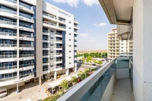 Appartamento dotato di balcone con vista su una strada. di Amazing 1BR Apt at silicon oasis Dubai for family a Dubai