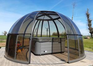 una casa en la cúpula con una televisión dentro de ella en Gite Paradis des Oiseaux du jardin, en Quédillac