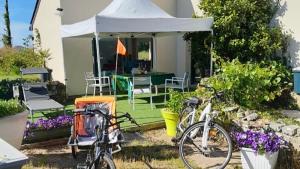 dos bicicletas estacionadas frente a una casa en Gite Paradis des Oiseaux du jardin, en Quédillac