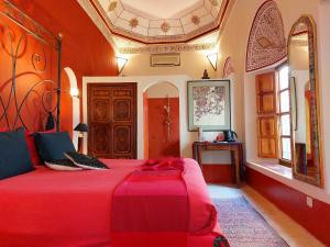 Ένα ή περισσότερα κρεβάτια σε δωμάτιο στο Riad Jenaï L'Authentique