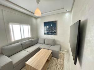 TV a/nebo společenská místnost v ubytování A3 Luxe and Cosy Apartement 10 min de Hay Riad