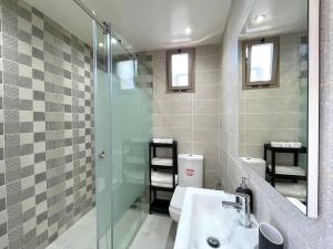 La salle de bains est pourvue d'un lavabo, d'une douche et de toilettes. dans l'établissement A3 Appartement entièrement neuf au cœur de Témara, à Temara