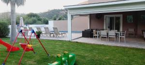 Vonkajšia záhrada v ubytovaní Villa Uranos- Less than 5-Min Walk to Kalivaki Beach
