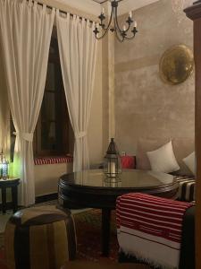 Letto o letti in una camera di Dar Sami, Riad Bab Kasbah