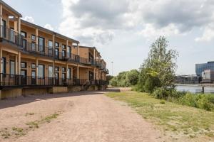 a dirt road in front of a building at Waterfront Cabins in Gothenburg
