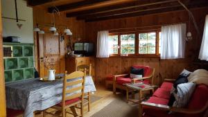 ein Wohnzimmer mit einem Tisch und einem Sofa in der Unterkunft Blockhaus Paepke Dold in Mühlenbach