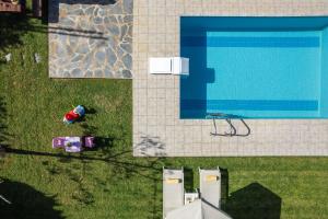 an overhead view of a swimming pool with chairs next to it at Real Dream Villas, magnificent views, By ThinkVilla in Balíon