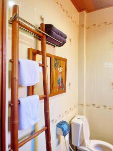 清邁的住宿－泰小院儿（99 Friend’s house Lanna )，一间带卫生间和毛巾架的浴室