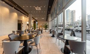 浦项Pohang Hotel Noblion的建筑物内有桌椅的餐厅