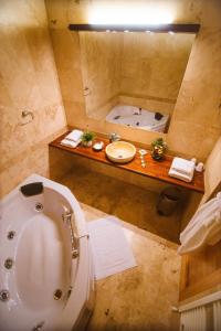 La salle de bains est pourvue d'une baignoire, de toilettes et d'un lavabo. dans l'établissement Golf Hotel Pianu, à Pianu de Jos