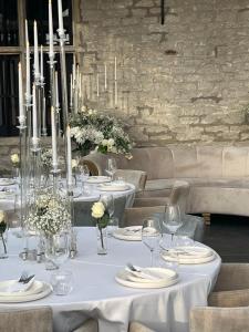 a table with white table cloths and candles on it at Elinoa in Machelen