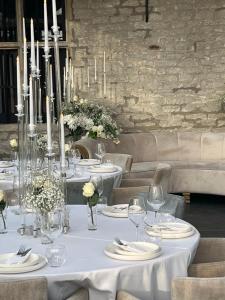 uma mesa com toalhas de mesa brancas e velas em Elinoa em Machelen