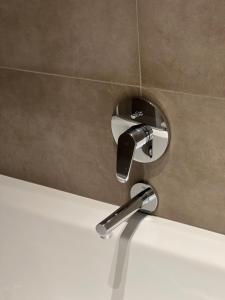 - un robinet dans la salle de bains dans l'établissement Elinoa, à Machelen