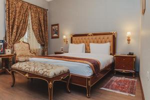 Postel nebo postele na pokoji v ubytování Shah Palace Luxury Museum Hotel