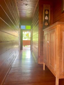 un couloir d'une maison avec un mur en bois dans l'établissement 泰小院儿（99 Friend’s house Lanna ), à Chiang Mai