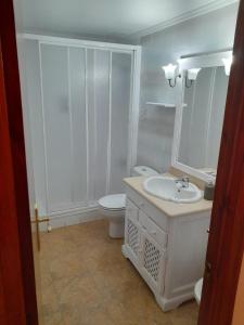 a white bathroom with a sink and a toilet at Apartamento la catedral in Santo Domingo de la Calzada