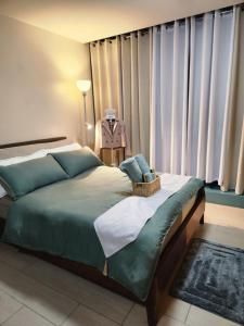 A bed or beds in a room at Modern Comforts 1BR Urban Getaway in BGC