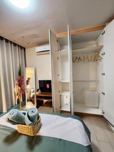 Modern Comforts 1BR Urban Getaway in BGC emeletes ágyai egy szobában