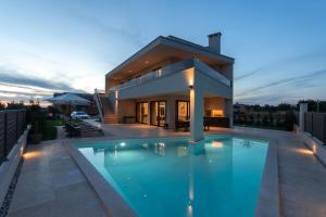 una piscina frente a una casa en Villa Perla, en Nova Vas