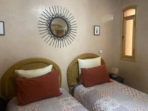 Letto o letti in una camera di Dar Sami, Riad Bab Kasbah