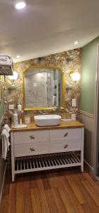 PomasにあるLa Glycine Blancheの洗面台と鏡のあるバスルーム +40枚の写真