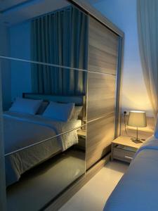 Кровать или кровати в номере غرفة الأحلام