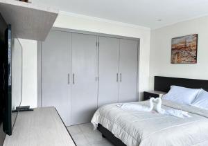 Imagen de la galería de Suite elegante con piscina y jacuzzi - RiverFront 2, en Guayaquil