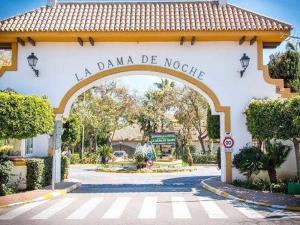 einen Eingang zu einem Gebäude mit einem Schild, das la dana be motel liest in der Unterkunft Lovely apartment in Dama de Noche in Marbella