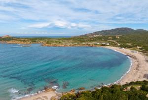 イーゾラ・ロッサにあるResidence with swimming-pool in Isola Rossa, just about 2 km from the beach La Marineddaの青い海水の海岸の空中風景 +17枚の写真