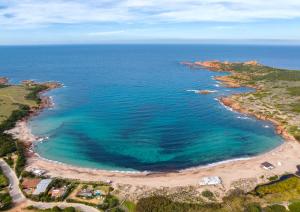 イーゾラ・ロッサにあるResidence with swimming-pool in Isola Rossa, just about 2 km from the beach La Marineddaのビーチと海の空中写真